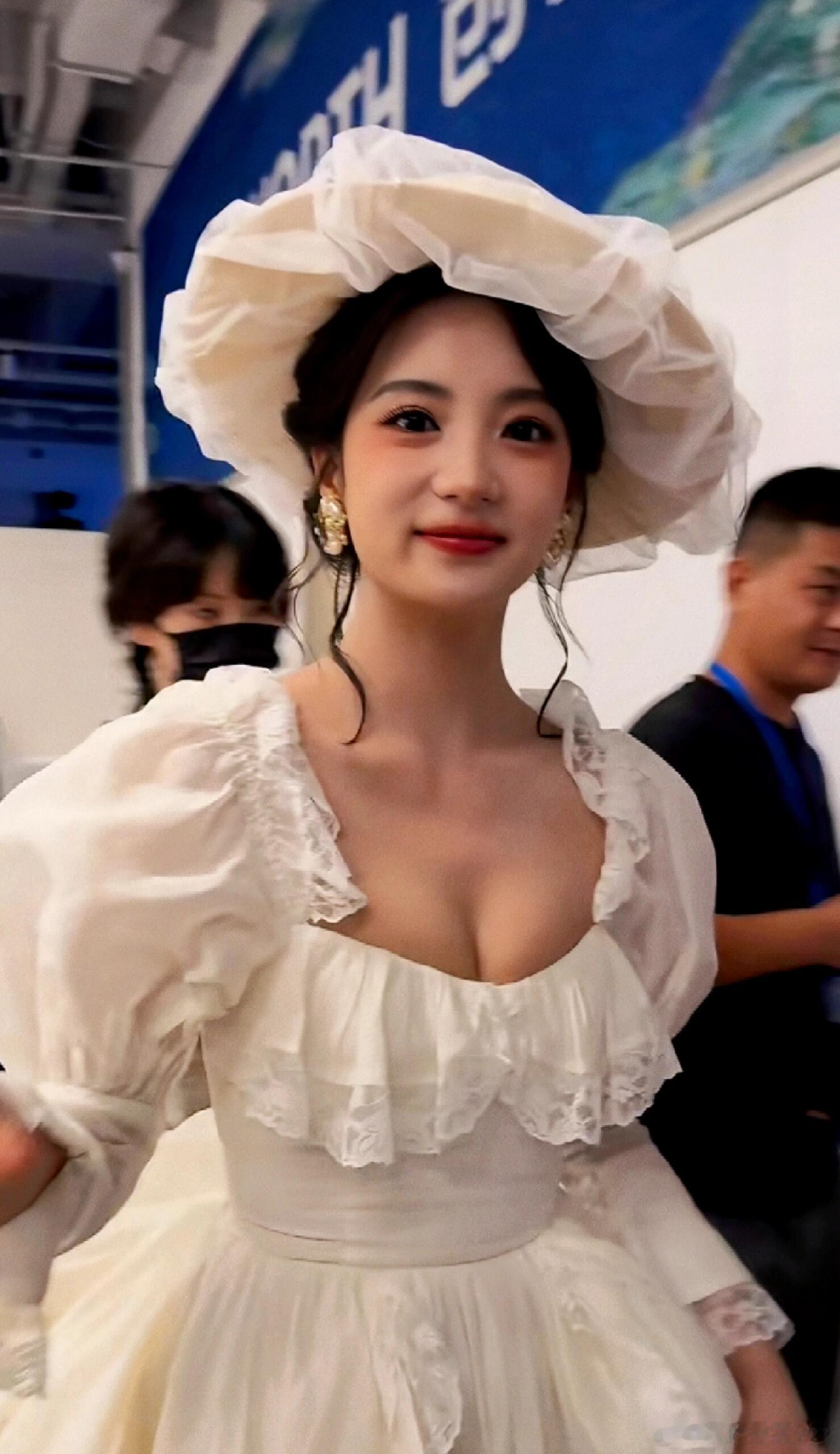 📷张雅钦油画中走出来的真公主中世纪古堡中的真优雅公主让人眼前一亮的妆造暑期