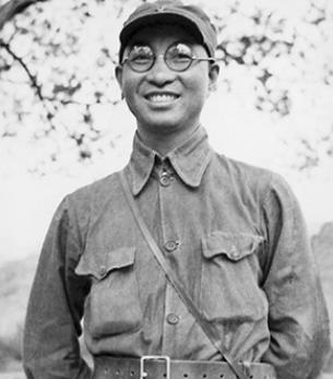 徐向前当众批评王近山架子大，带着六个警卫员太张扬。却没想到王近山一点不怯场，当场