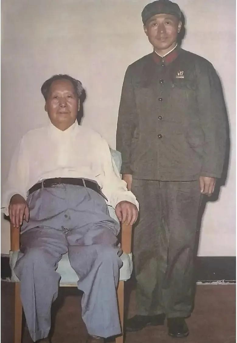 和伟人一起合影的这位是谁？有认识的吗？