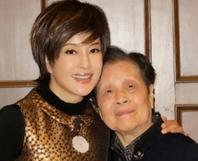 2008年著名导演谢晋去世时，刘晓庆带着一个黑色塑料袋参加葬礼，谢晋遗孀徐大雯打