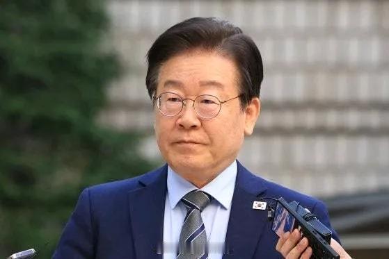 我以为李在明上去了以后会有很多故事，结果还没走进青瓦台，大戏已经拉开了序幕。因多