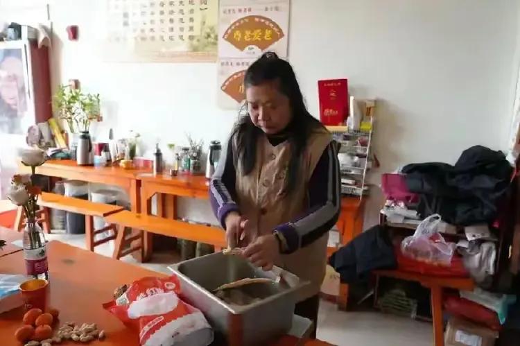 活菩萨转世，浙江一老板娘在医院旁开餐馆四年，不问顾客身份，吃完就走，不收费。