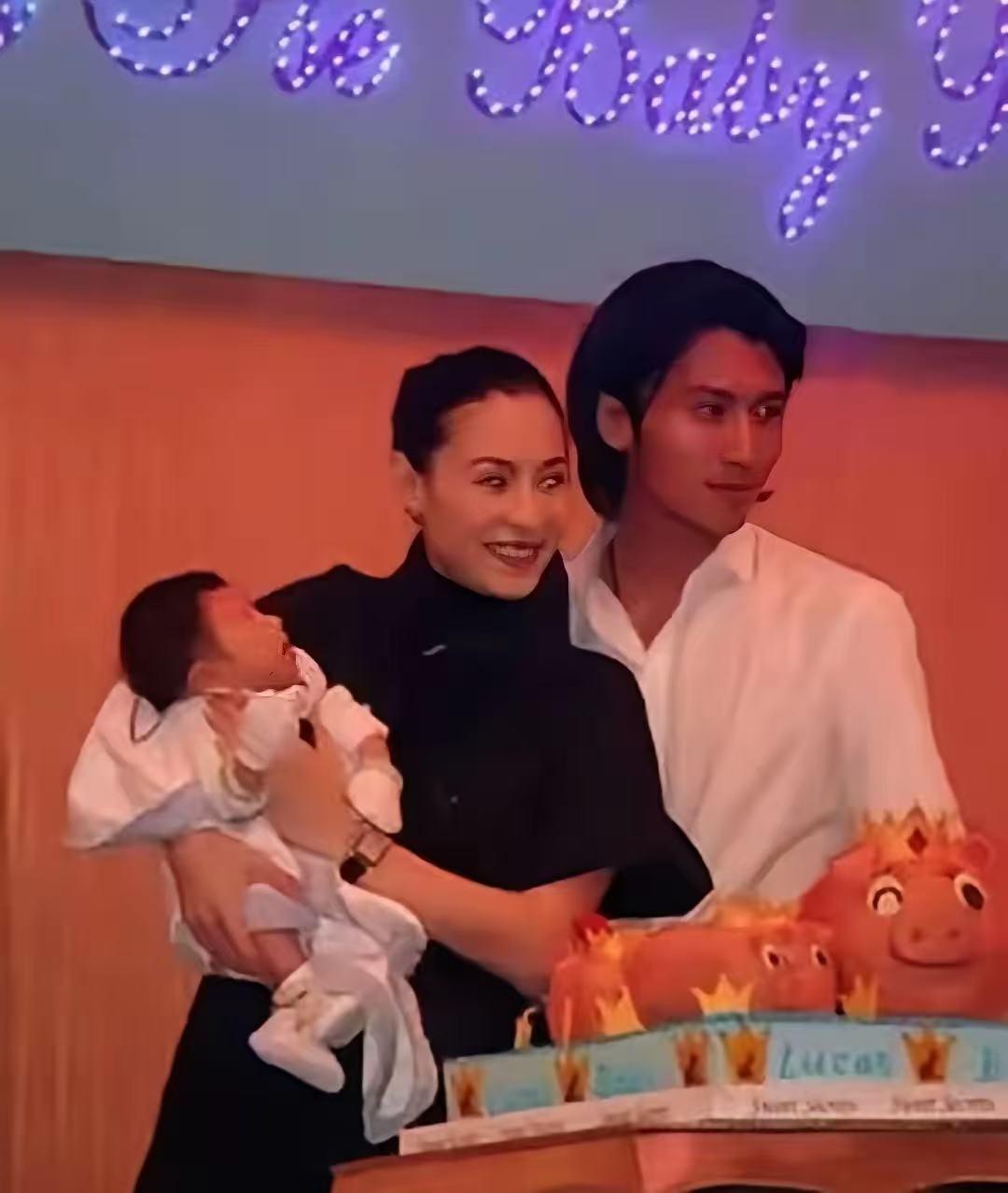 谢霆锋张柏芝当年为Lu‎c‏a⁠s办满月宴的照片曝光！那时候谢霆锋的奶奶还在