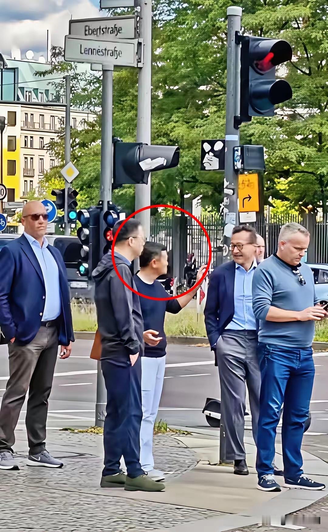 看完世界杯决赛后，马云一行到纽约大街上闲逛，没有任何路人围观…美国人与我们中