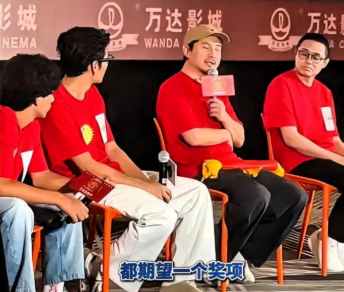 沈腾把锦旗叠好，全程放腿上。他半开玩笑问：“他给我颁发这事儿，没事儿吧？”全