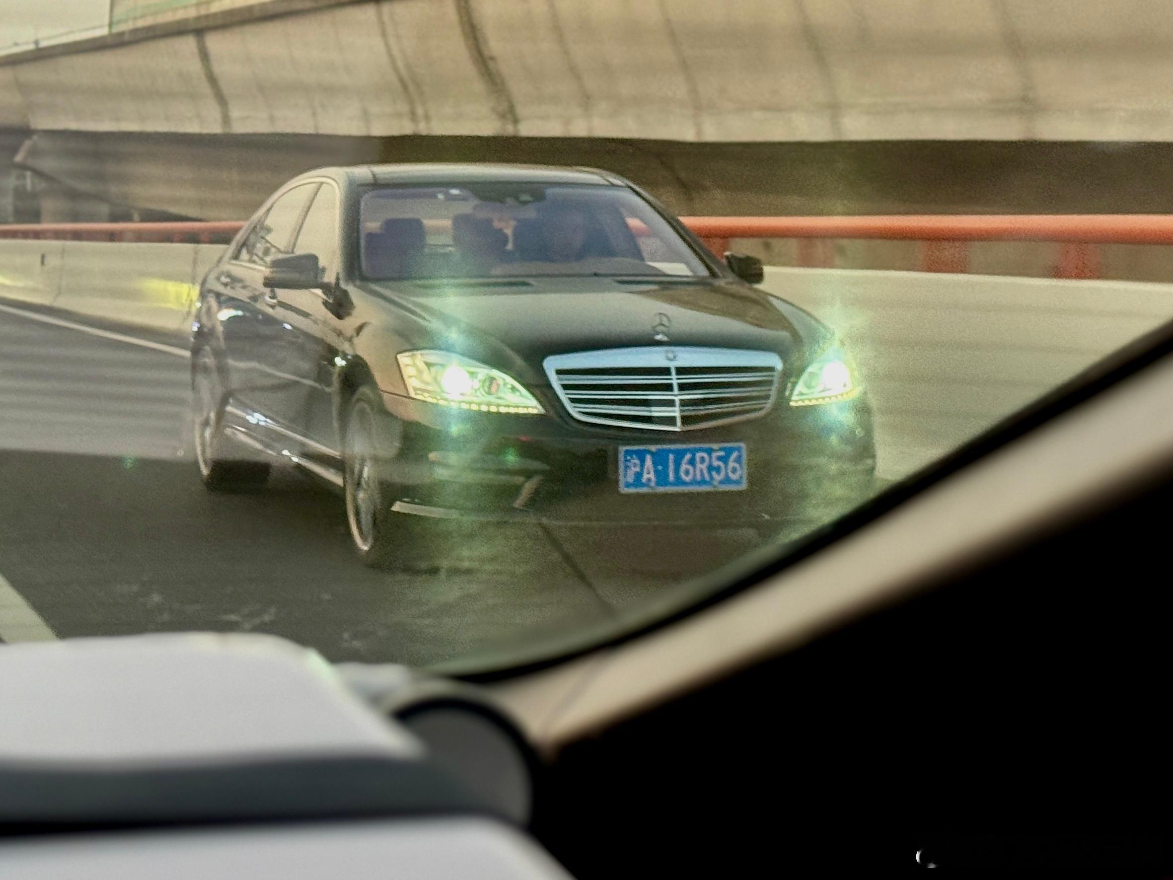 一回国就看到了沪牌221后期款的S65~缘，妙不可言！这玩意儿气场还是那么强