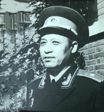 开国少将李福泽将军的父亲是青岛啤酒厂的大股东，家里房子有几十套，在自己的父亲那里