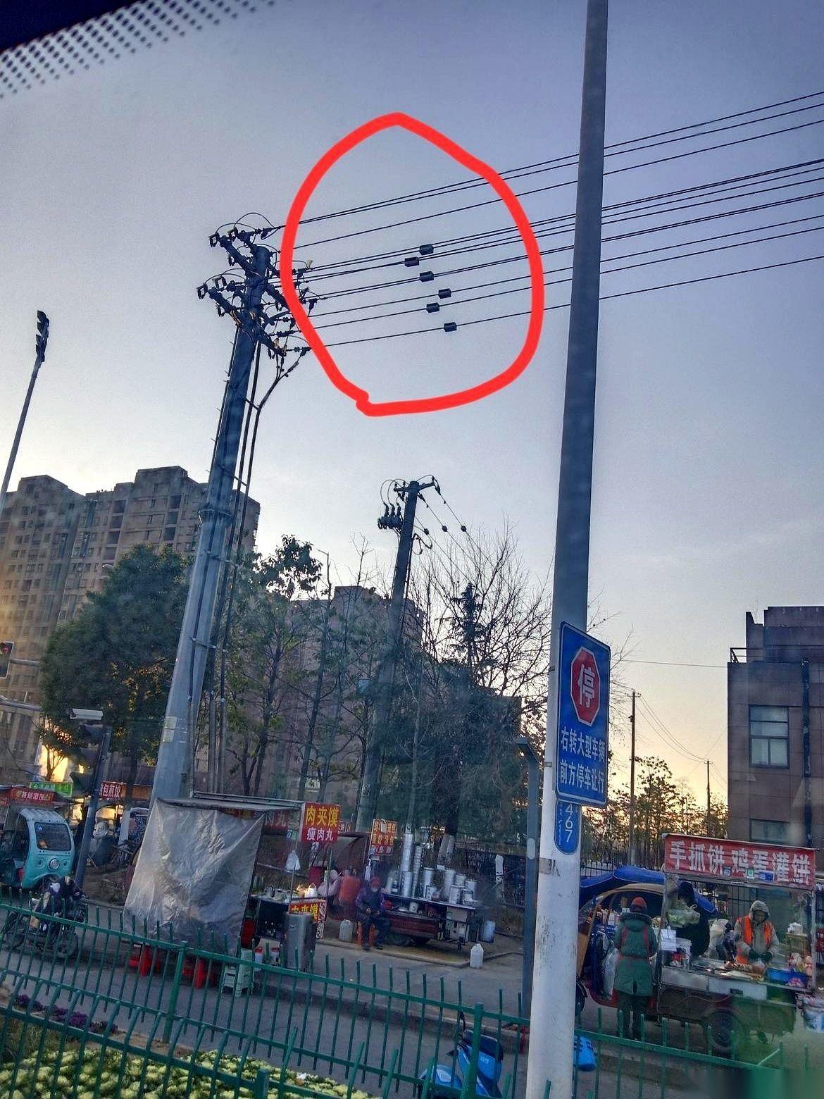 一个破方块，差点让我们工程部“内讧”了。就电线杆上挂着的那个黑乎乎的方盒子，我