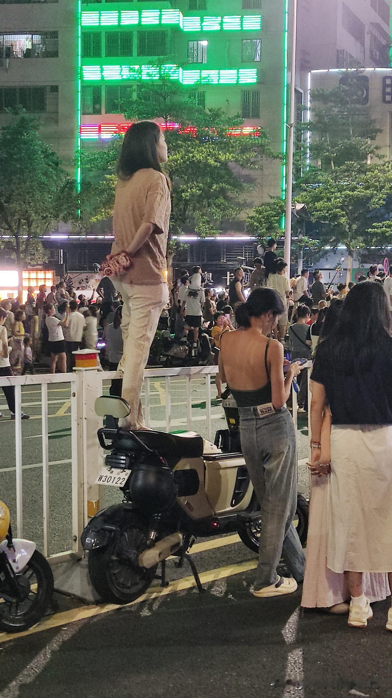 佛山秋色到底有啥魔力，小姐姐穿吊带、爬电驴也要看佛山秋色一登场，全城直接“