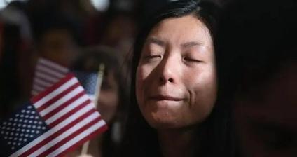 一位来自美国的华人表示：“如果美国放开移民，你看国内40岁以下还剩多少”。要我说