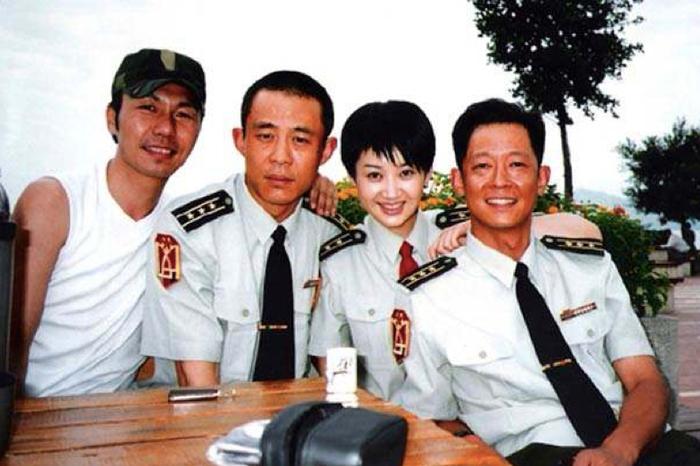 这张照片中我认出了英姿飒爽的王志文，金相玉质的许晴与疏眉朗目的侯勇，最左侧那位戴