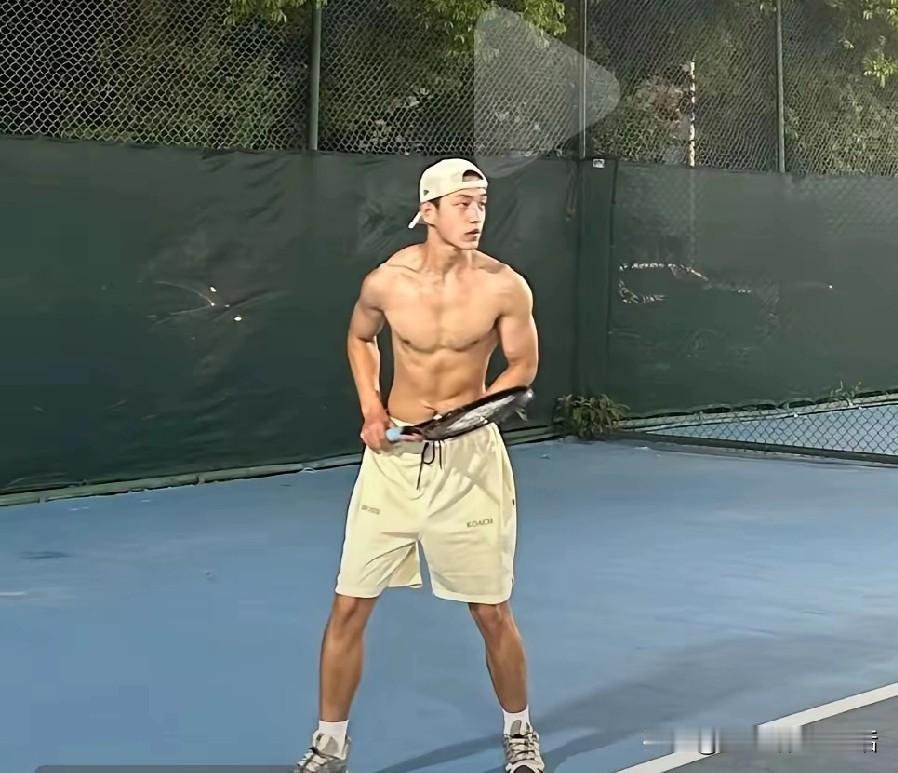 莫非真的上当了吗？就算上当能损失什么呢？李嘉格官宣了小男友，沉浸在甜蜜的幸福