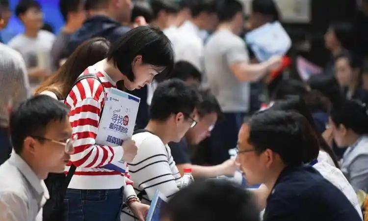社会上90%的工作，仅需要初中文化就能任胜。大部分硕士甚至博士毕业后都很难找到工