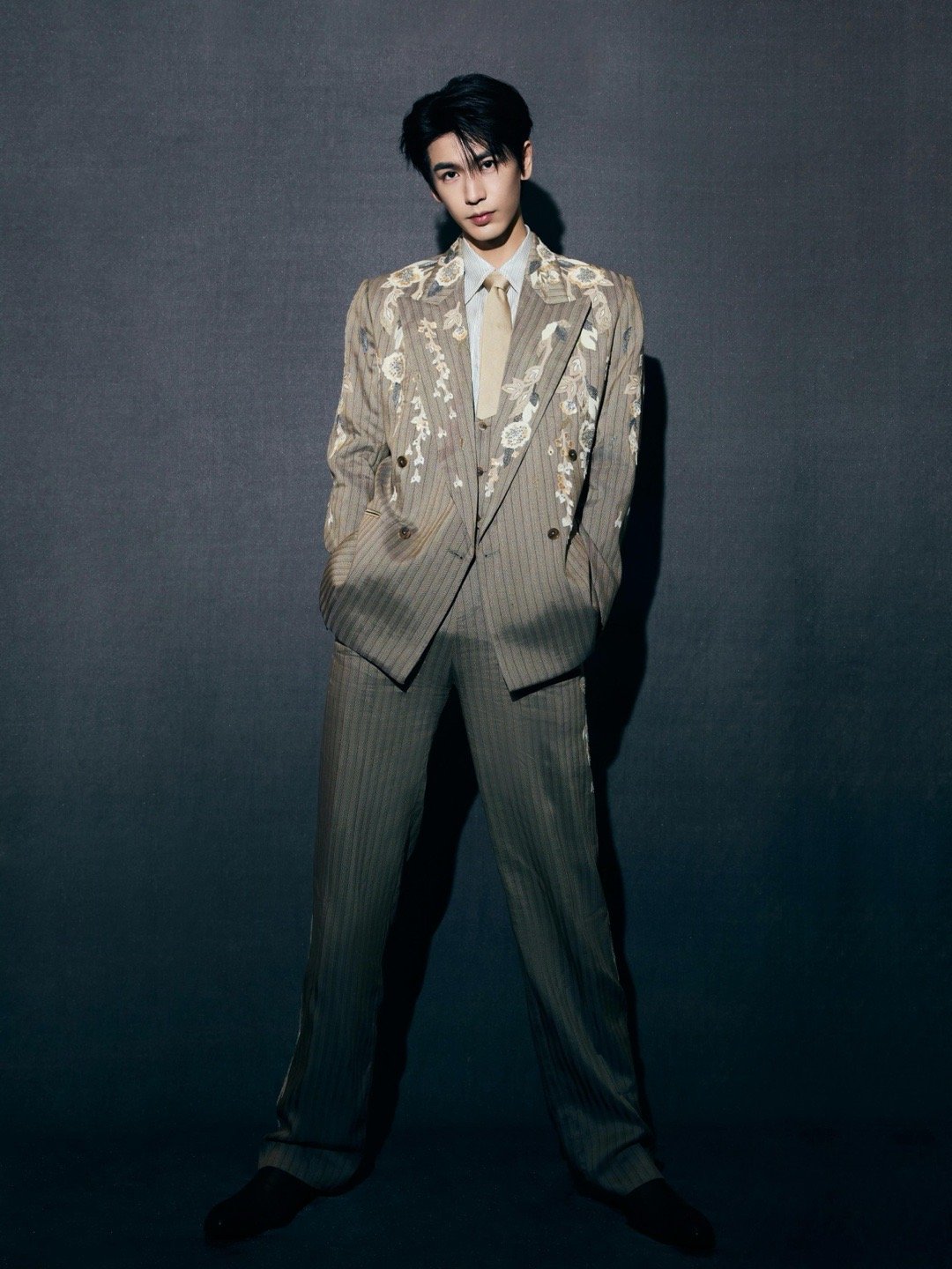 张凌赫今日尖叫之夜第二套造型来了！这就是最典型的衣架子