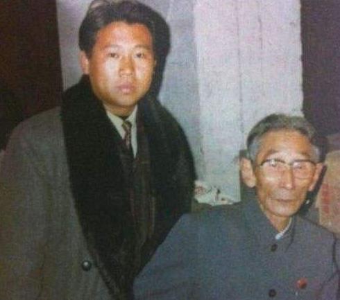 这张珍贵的合照拍摄于1991年左右彼时18岁的郭德纲身穿深色围有毛领的大衣，
