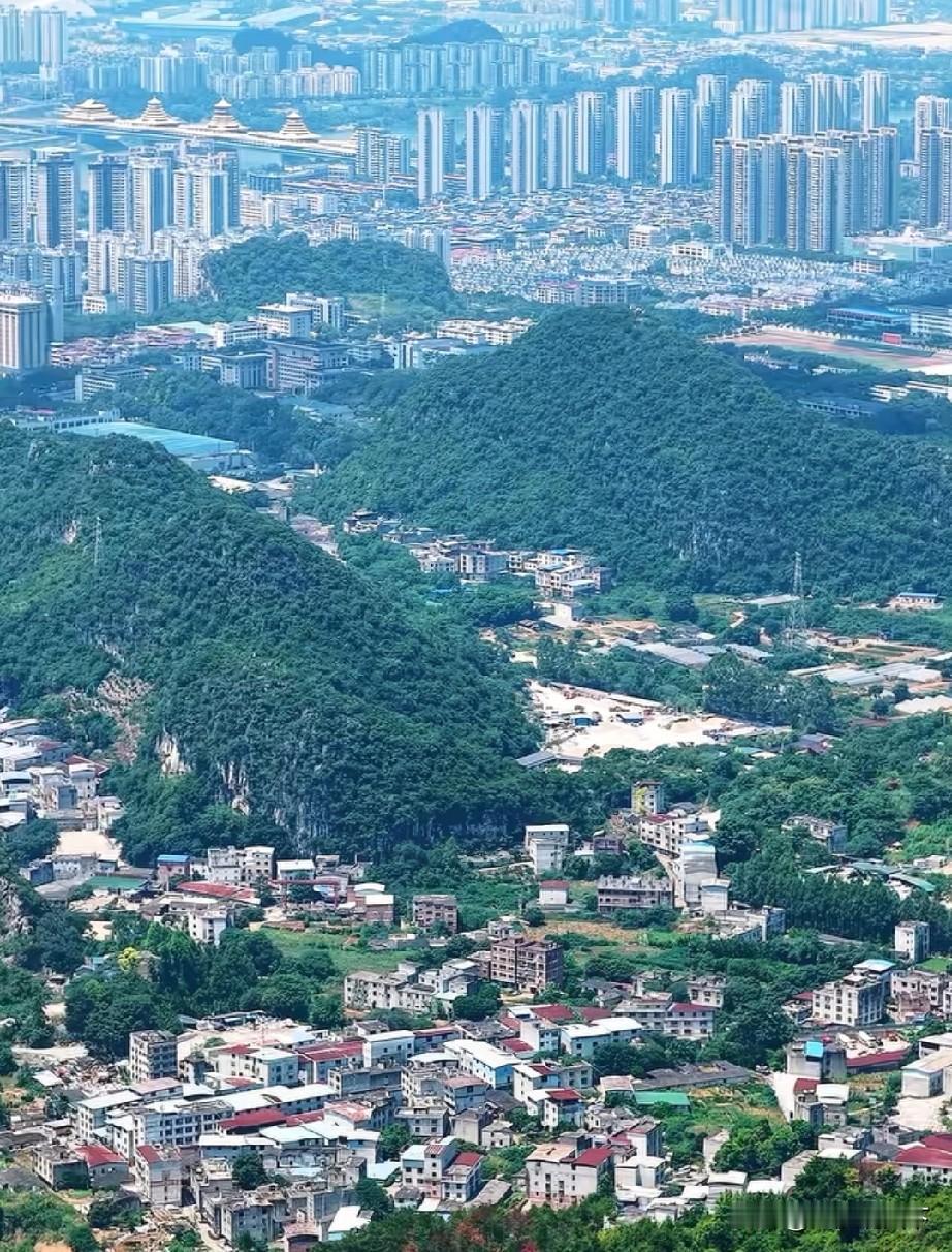 广西柳州2025年再破3000亿大关，以前站在一起的朋友都走远了广西柳州市交出