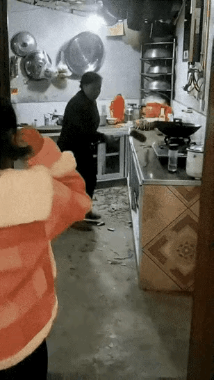 别总觉得长辈就一定明事理，有些老人撒起泼来，真的能把好好的家砸得稀碎。