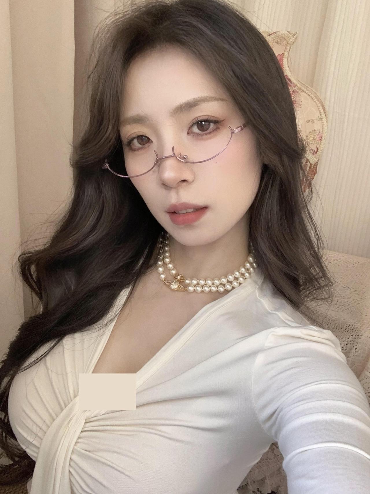 保持初心温柔前行，简简单单干干净净，日子温柔又闪亮。初心日常温柔气质女生自拍