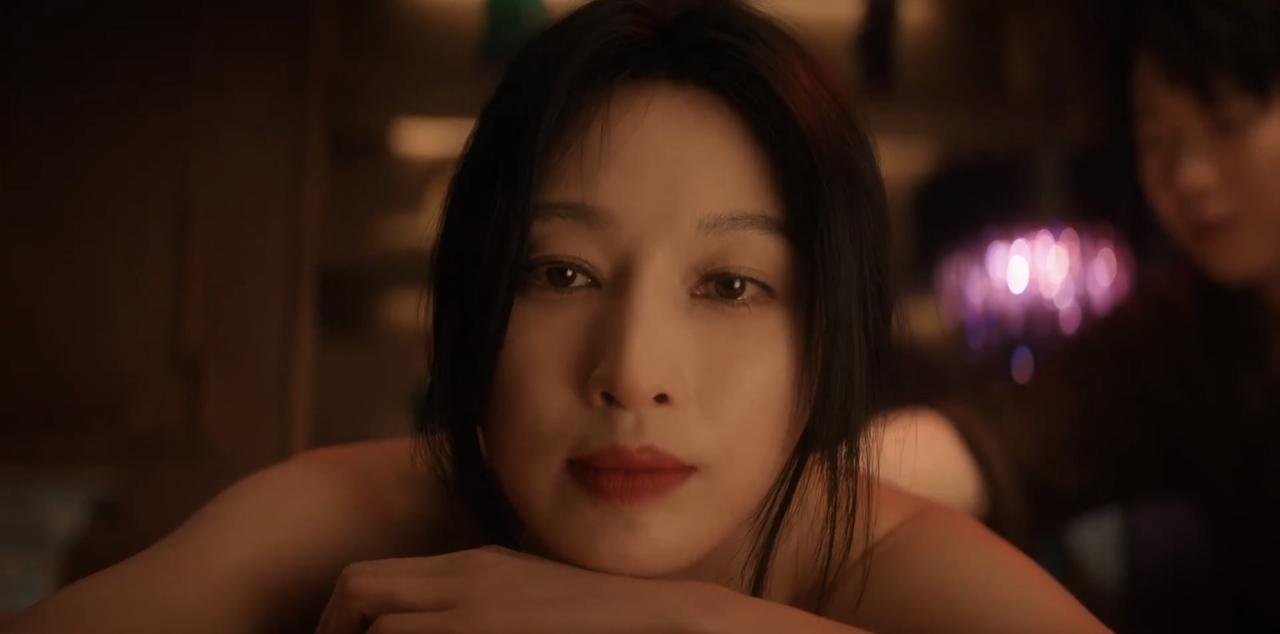 林喜柔刚上来时连普通话都不会说，是从拼音字母学起的，最初只能做保姆，为了融入人类