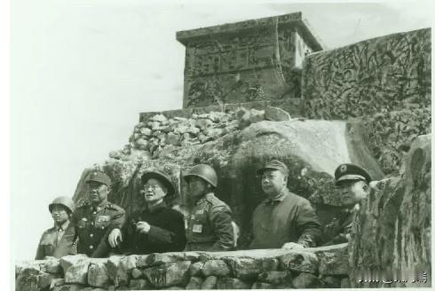 1959年1月24日，《中央日报》报道了蒋介石在宋美龄、蒋经国陪同下巡视金门防务