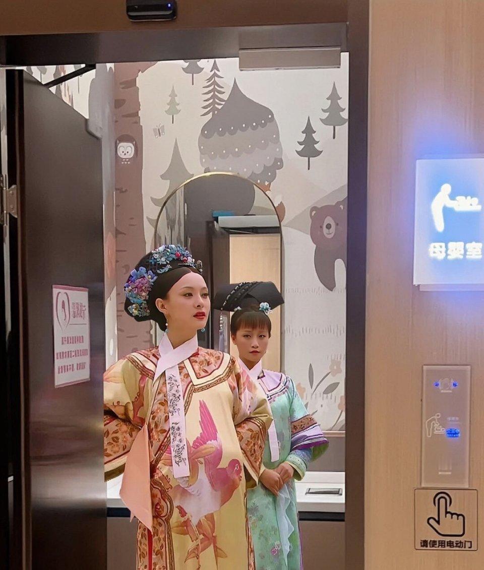 甄嬛传：流朱之死，甄嬛沉默中的深情在《甄嬛传》里，甄嬛被软禁棠梨宫，流朱以命相