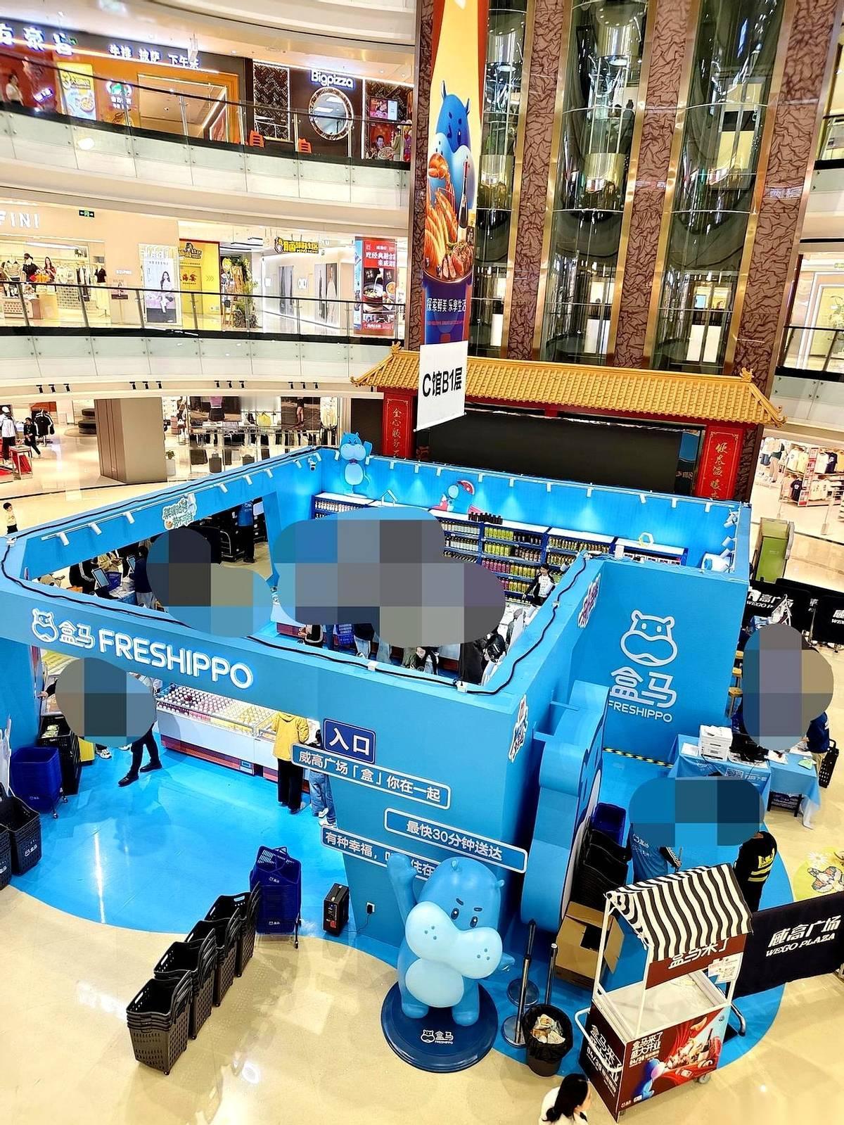 “酸奶都快卖空了！”我刚挤进威海威高广场的盒马快闪店，就听到有人喊。不是正式店