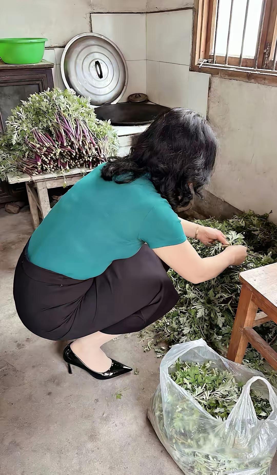 四十多岁了，两个人对于那方面的需求越来越少！很多时候都需要男人去平衡！男人不主动