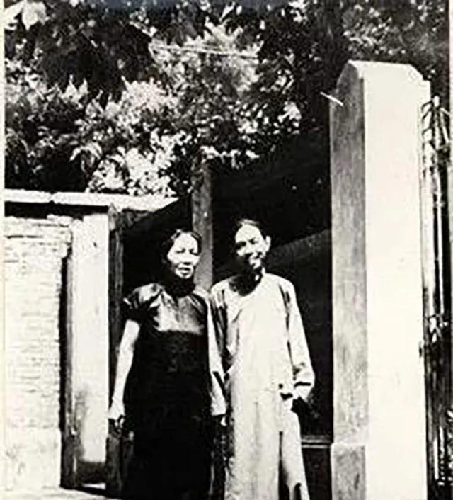 1928年，32岁的茅盾偷瞒着妻子和23岁的秦德君住在一起，1年后秦德君怀孕，茅