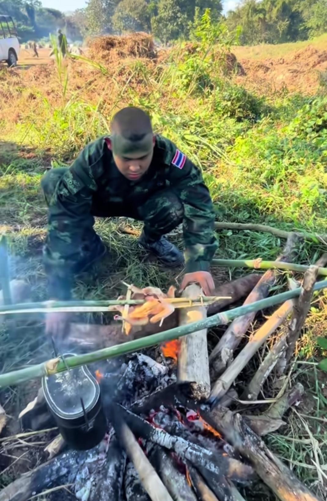 泰柬再激烈的战场，也不影响泰军吃烤鸡，泰国士兵在柬占领区，搞起野炊烧烤，吃饱喝足
