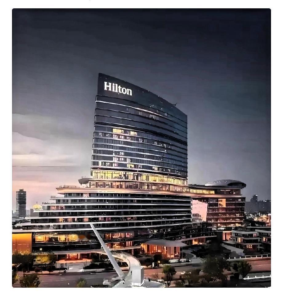 一个上海博主住进希尔顿，顺手把冰箱里25块的可乐喝了，转头去便利店买瓶三块的