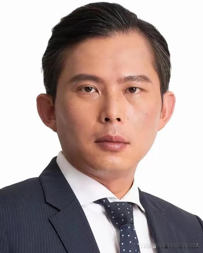 黄国昌彻底翻车！与日本办公桌合影遭群嘲，岳父大陆经商更打脸不装了！黄国昌人