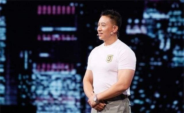 超级保镖李旭：用筷子击穿3毫米钢板，25年从未失手，时薪达28万一根普通的筷