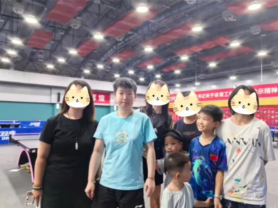7月22日孙颖莎和球迷合影，小球迷认真盯着孙颖莎都不看镜头，主要这开心的样子真的
