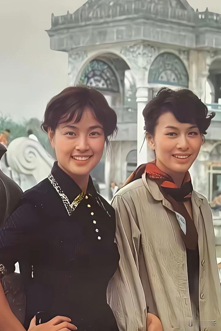 旁边这个大美女是谁呀？居然把刘晓庆都给比下去了！看起来真的是特别有气质，颜值也
