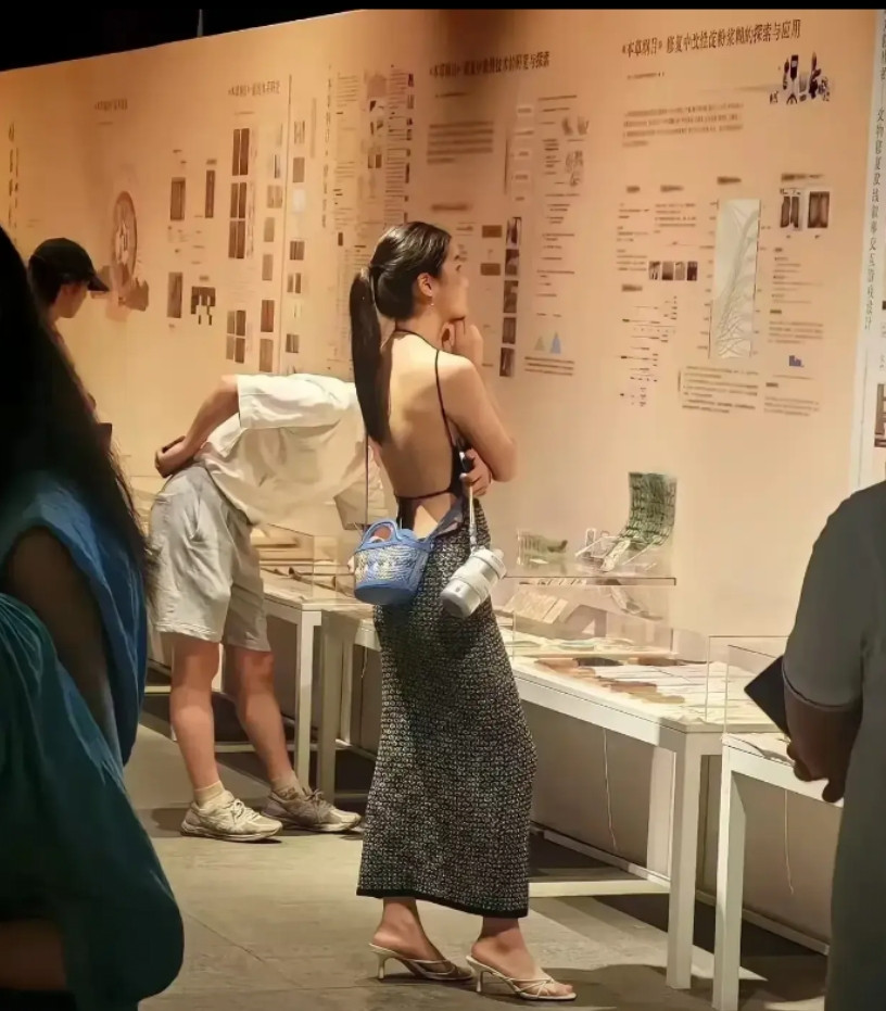 不得不说，这样穿搭出门的女生越来越多了啊。