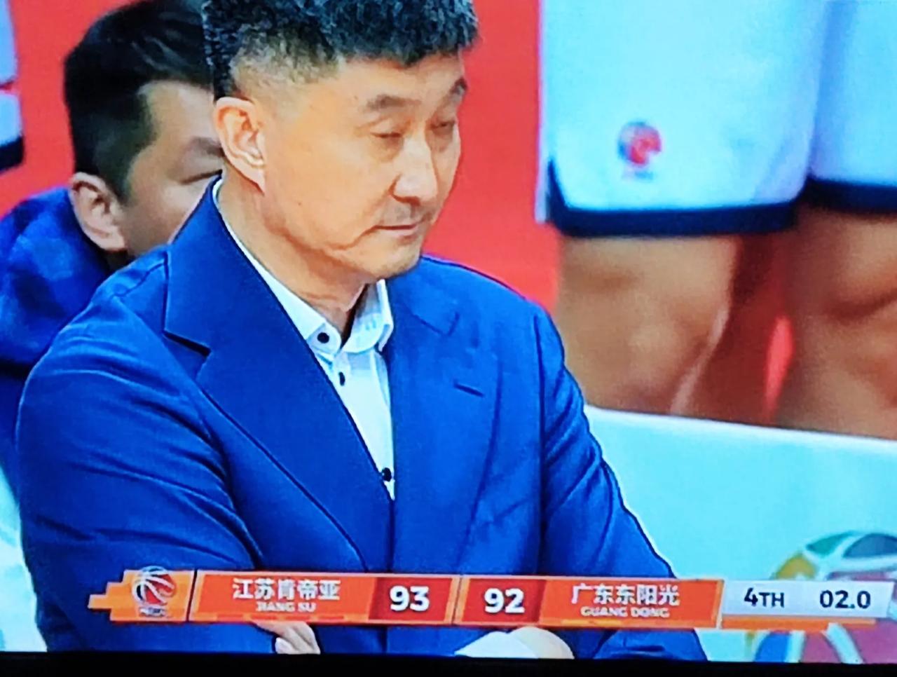 输江苏，隔壁有着二十年球龄的老球迷不气反笑，第二阶段广东队看着陌生，已经麻木了。