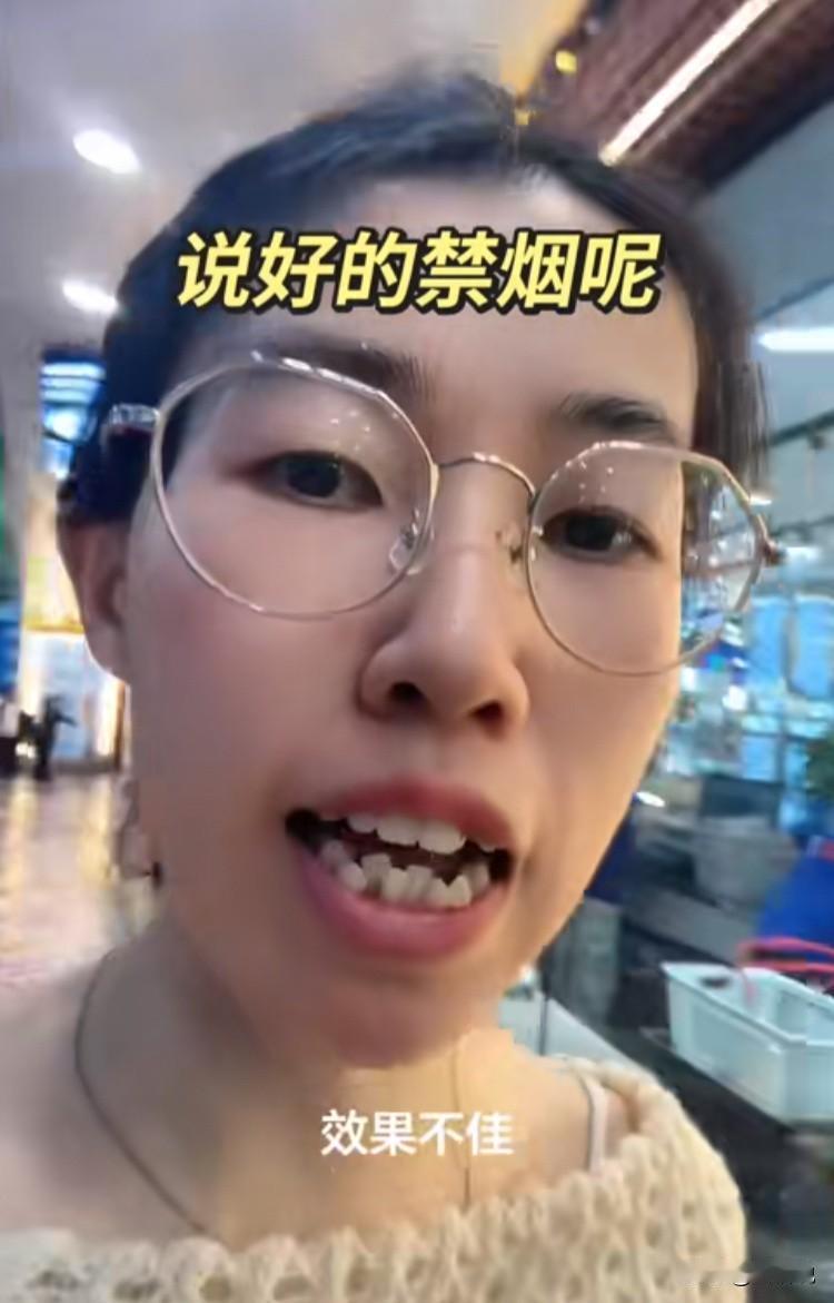 新疆，一名女子发布视频引发热议。视频里，她在户外公共区域，距离抽烟的陌生人还有七
