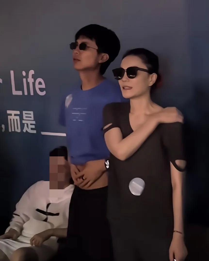 我妹是王菲的忠实粉丝，她突然跟我说：以后不要喜欢王菲了。​问她原因，她一句话把