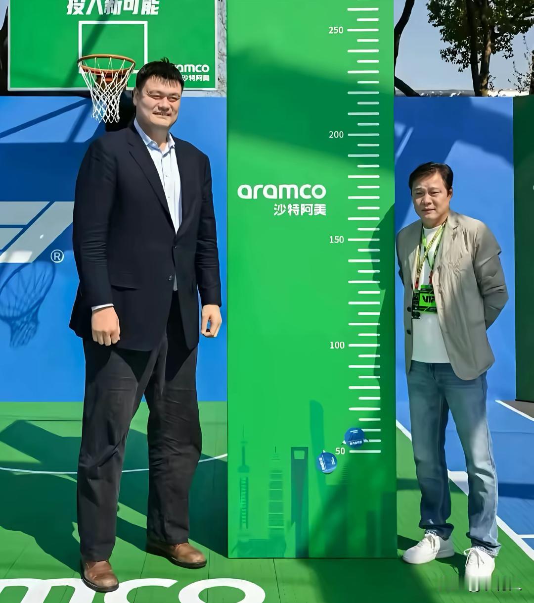 从这个角度看着姚明2米4，他不可能又长了吧？在这个角度范志毅是1米85，没有问题