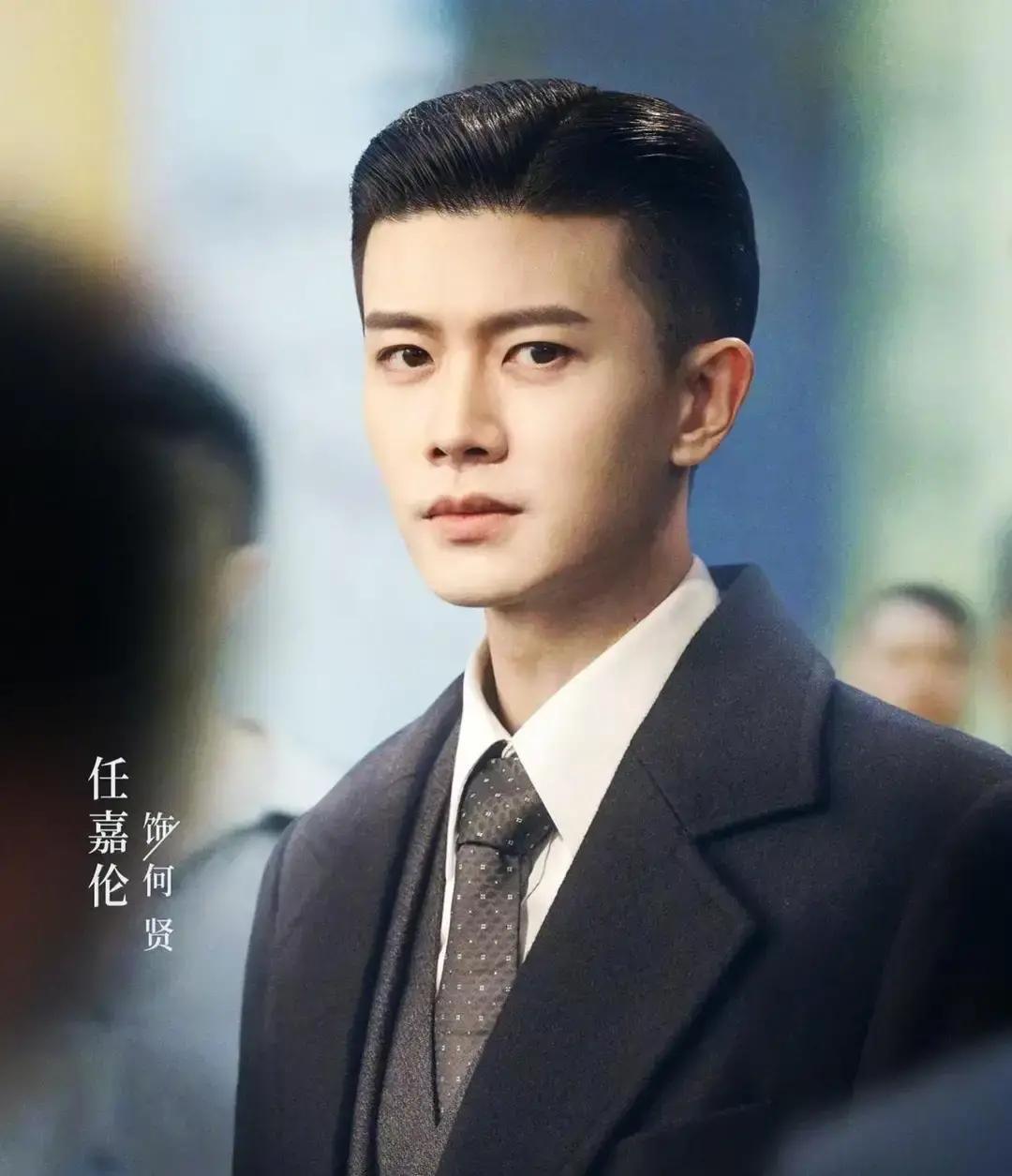 热搜炸了：36岁演高中生？网友狂刷“出戏”！我点进《风与潮》，差点被弹幕劝