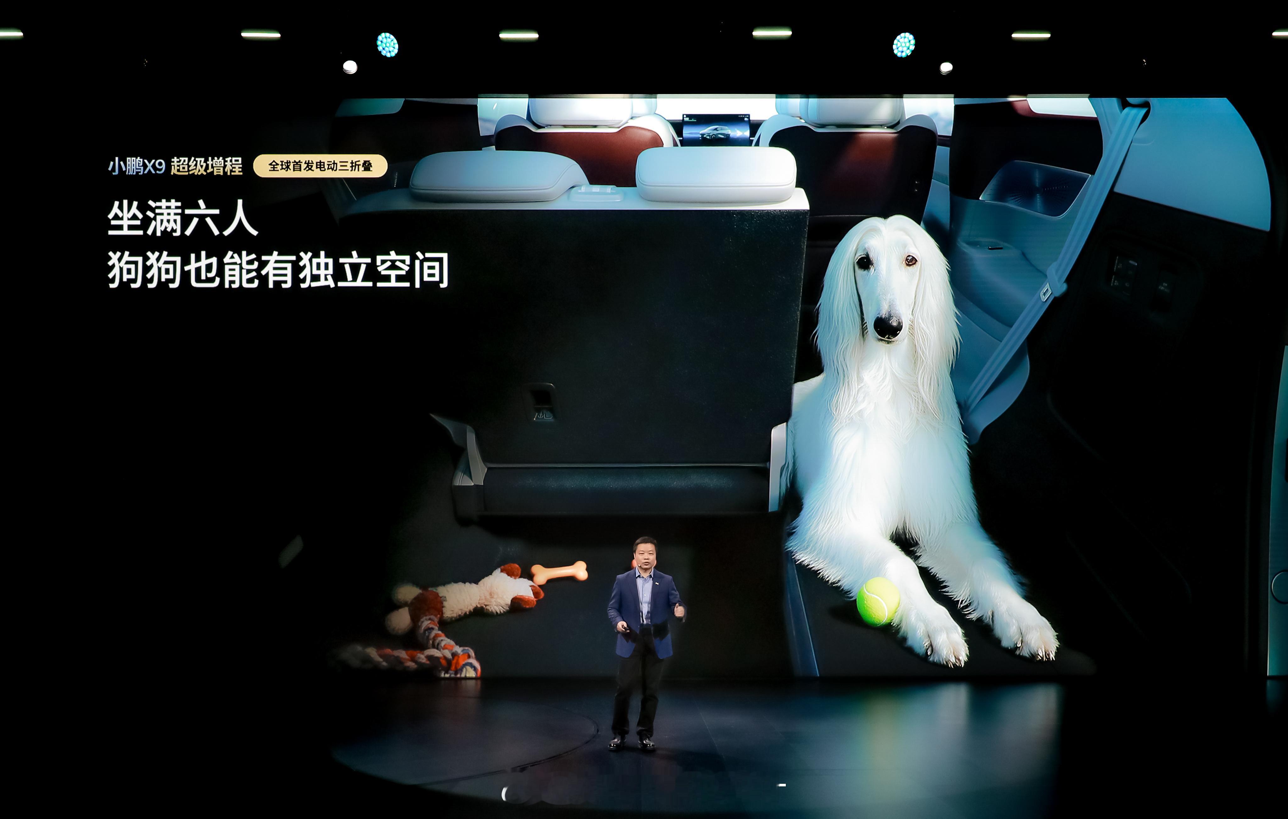 还真别说啊，这有了三排电动三折叠座椅，不仅家庭出行更灵活，这狗都听话了……四人出