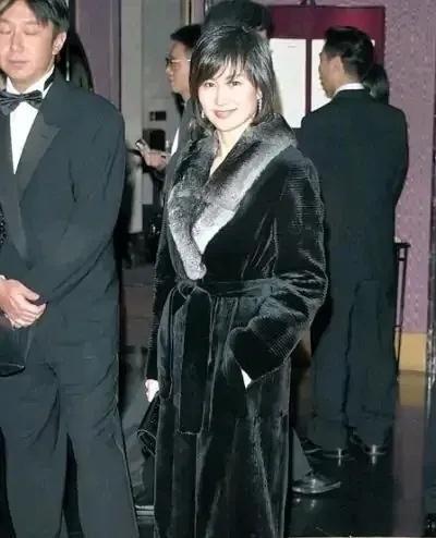 这大衣她穿了有30年了吧，所以说富婆并不在乎衣服吗？​​​​
