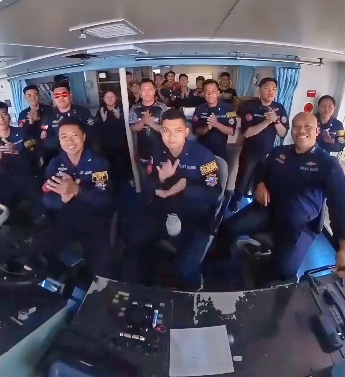 看着被驱离后的菲律宾海警船“苏鲁安”号上的船员嚣张的“庆祝胜利”，真是让人看了真