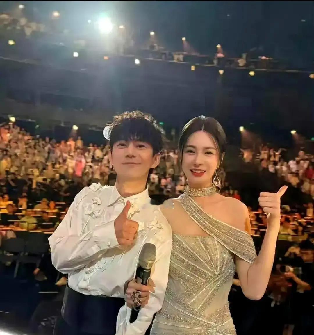 杜海涛一张照片，撕开了多少明星爱情的“遮羞布”。首尔街头，他把伞大半都倾斜给沈