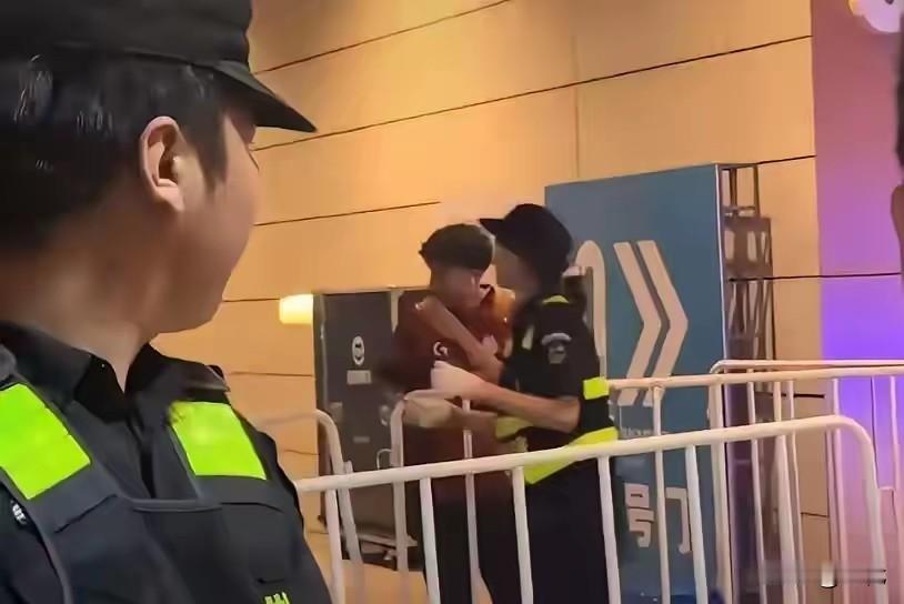 网上那些控烟人士们有没有出来抗议呢？这就是上海梅赛德斯奔驰文化中心CS电竞赛事