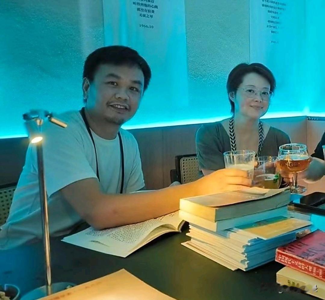 53岁的袁立跟老公梁太平在成都跟朋友一块喝酒吃饭呢，她留着短发，身材挺丰满，气质