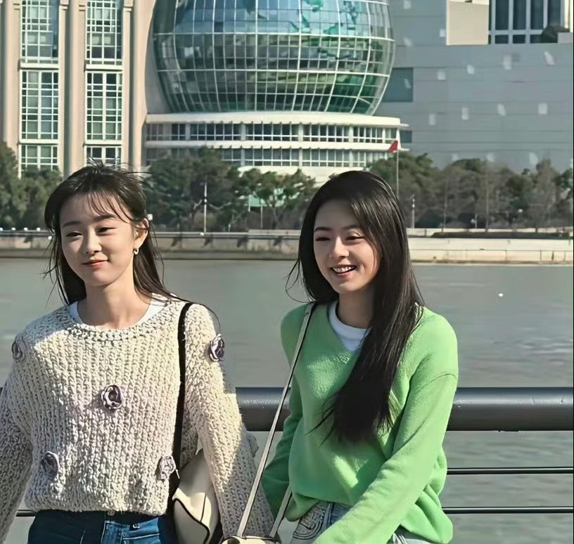 谁懂，赵今麦实际长这样。。。赵今麦侧边镂空衬衫