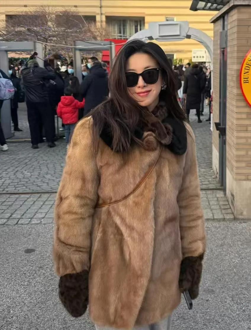 朱珠这“贵气感”真的刻在骨子里！皮草穿得高级又不土朱珠的穿搭永远是“富家千