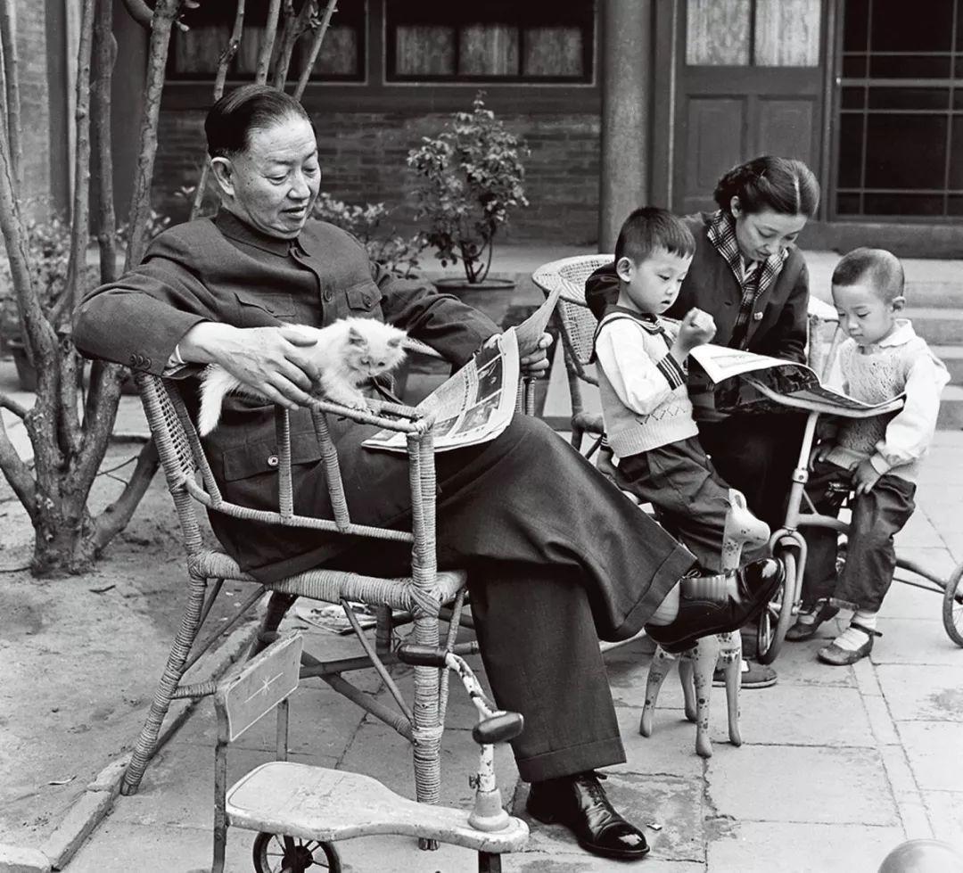 1959年京剧大师梅兰芳在自家四合院中与女儿梅葆玥、两位孙子的一张合影。照片中梅