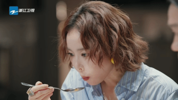 中餐混战川菜粤菜杀疯了百厨大战川味江湖菜遇上粤式精品菜，百厨同台开启巅峰较量。